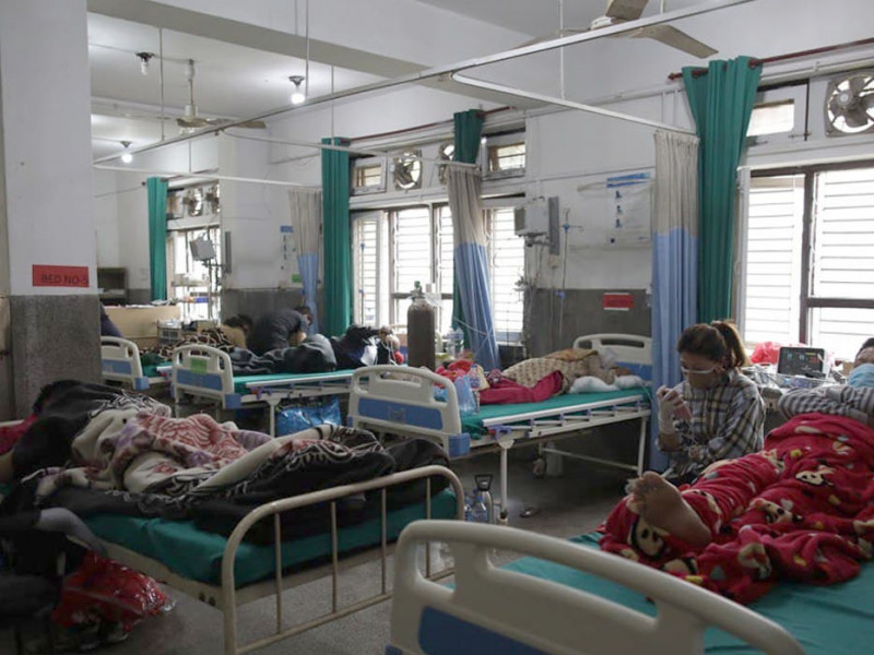टेकु अस्पतालमा ३ घण्टा : अक्सिजन लिन पालो कुर्छन् संक्रमित, राति पनि भ्याइनभ्याइ छ डाक्टरलाई